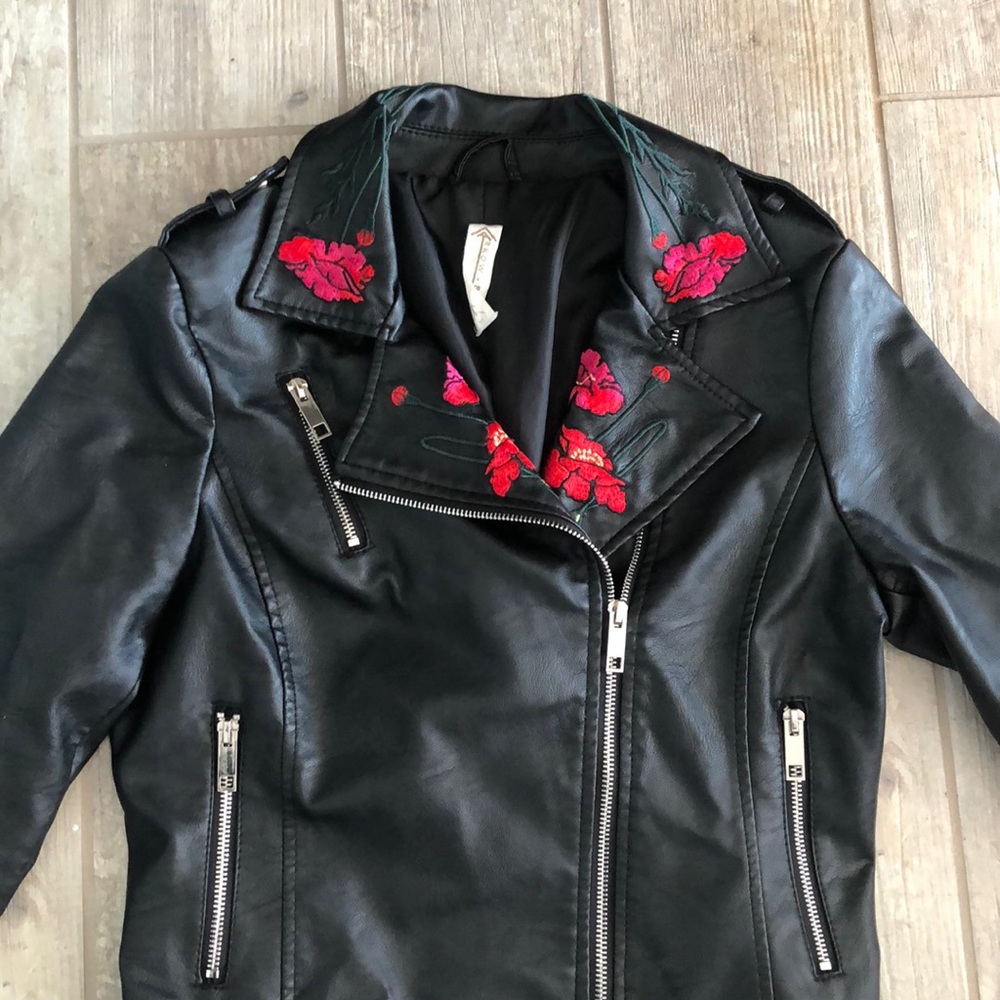 ❤️Arrow & Sol Black embroidered size M jacket